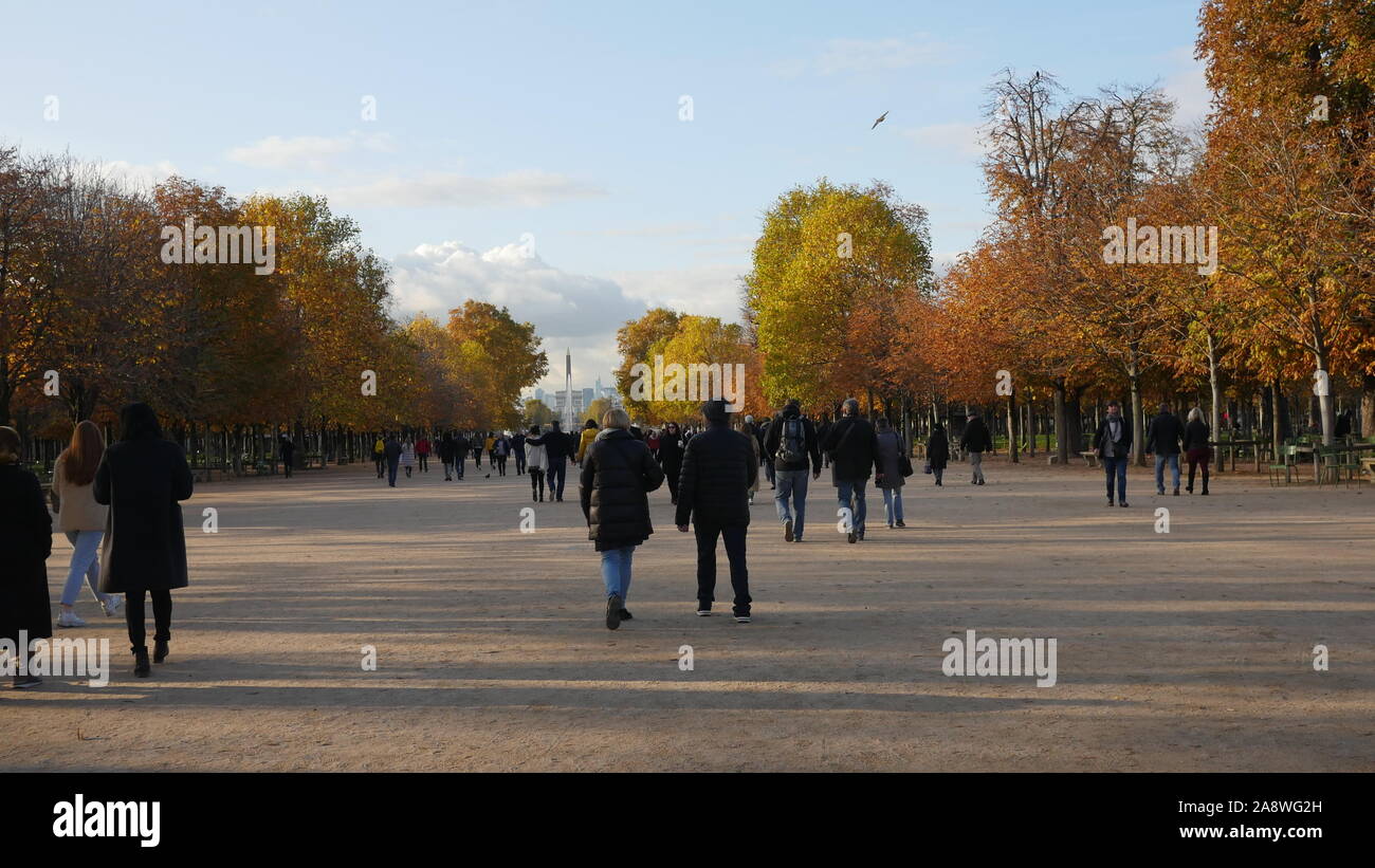 Per coloro che godono di un autunnale di camminare nel Giardino delle Tuileries a Parigi,Francia. Foto Stock