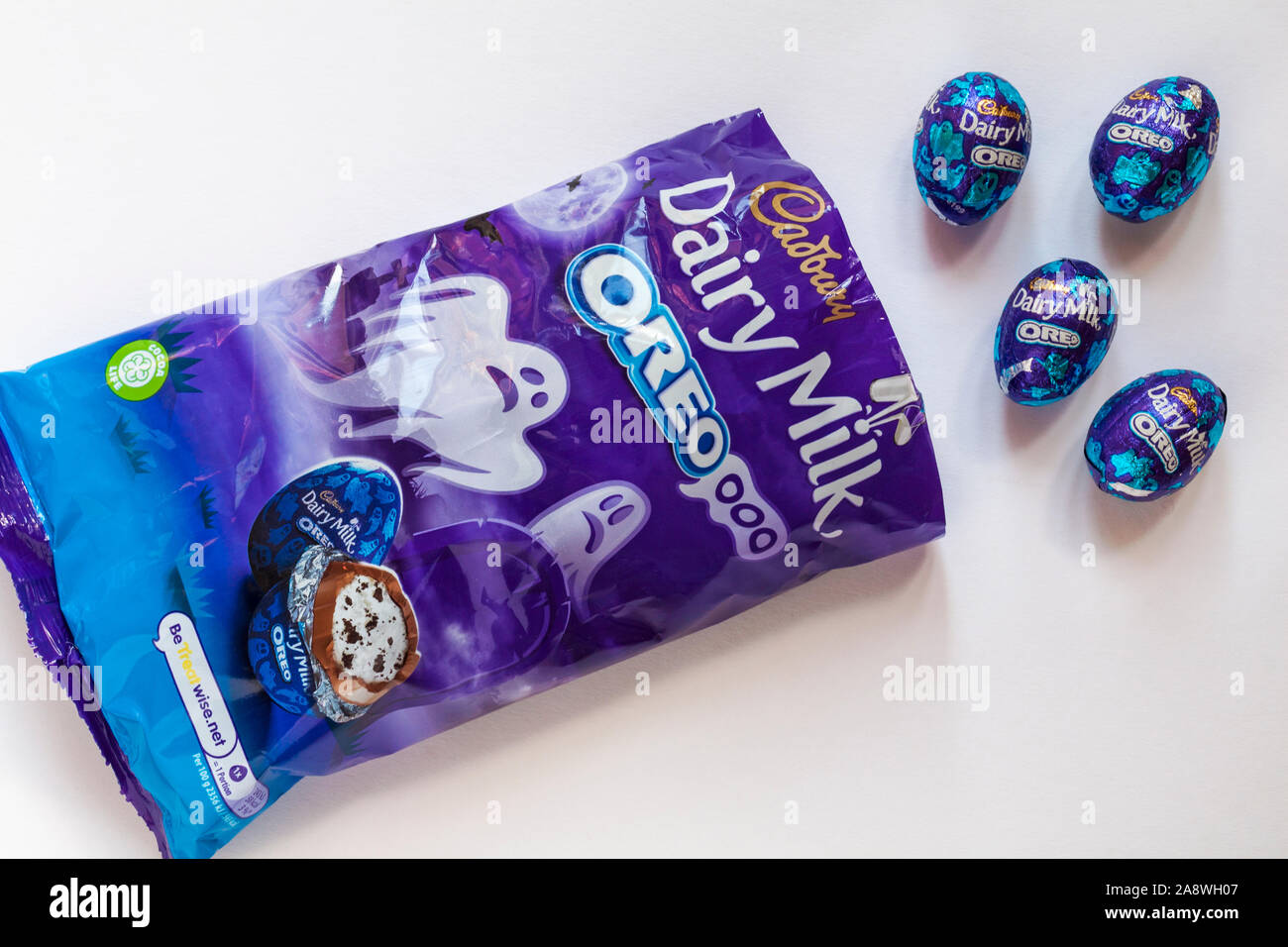 Borsa di Cadbury Dairy Milk Oreo Oreoooo isolato su sfondo bianco con cioccolato al latte al gusto di vaniglia e di riempimento biscotto pezzi già pronti per la festa di Halloween Foto Stock