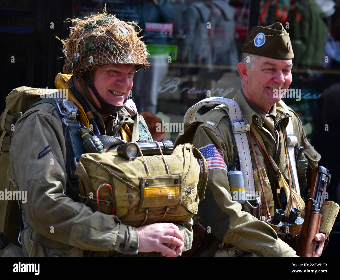 Inglesi e americani paracadutisti, Haworth 1940s weekend, Foto Stock