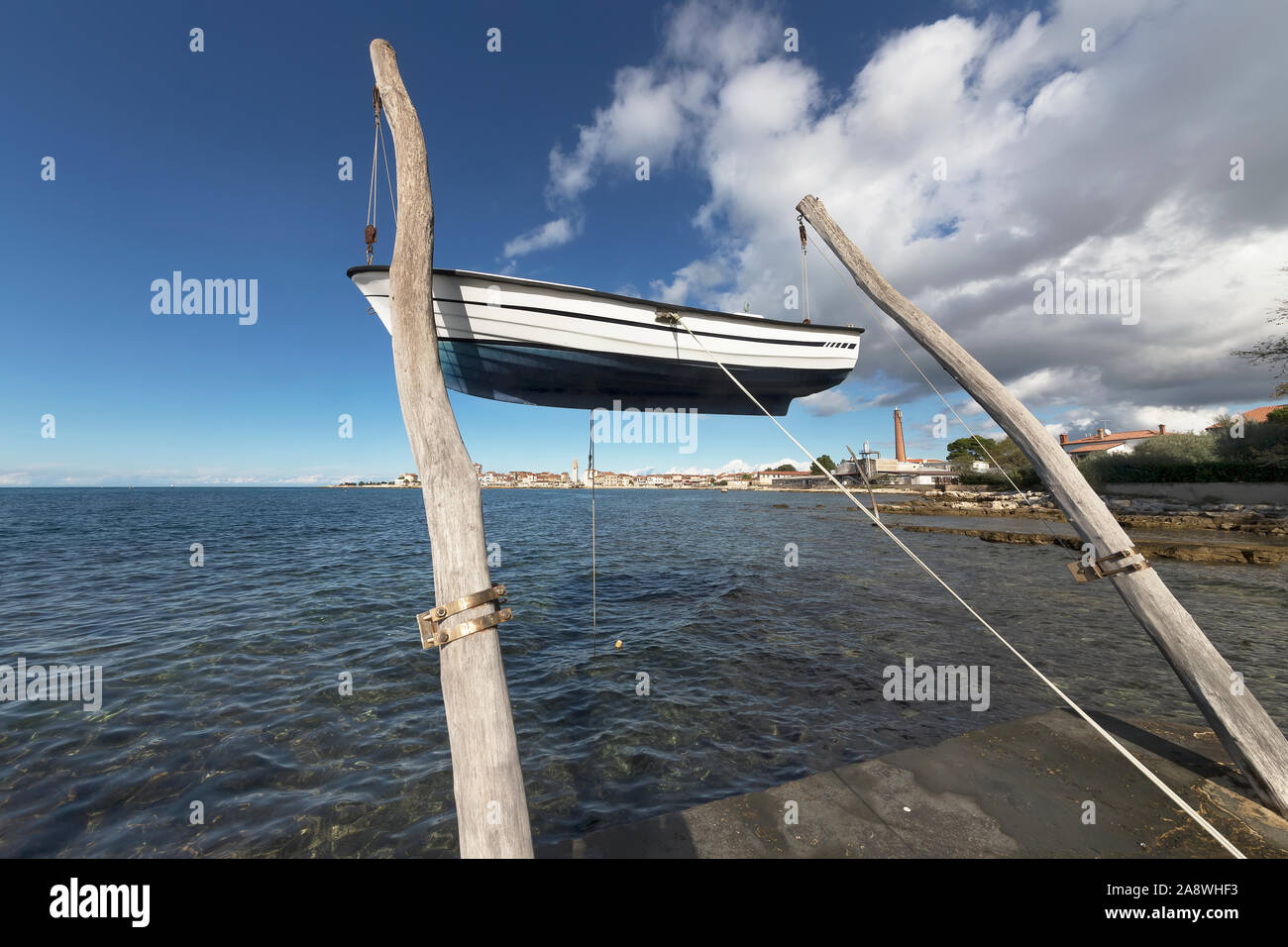 Barca appesa sulla spiaggia di fronte alla città di Umago, Istria, Croazia Foto Stock