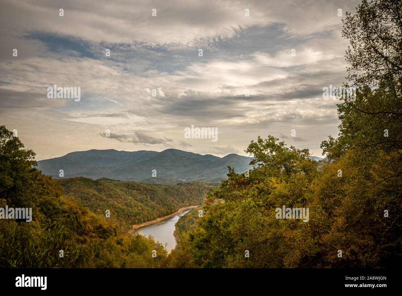 Vista del lago e delle montagne con cielo nuvoloso. Foto Stock