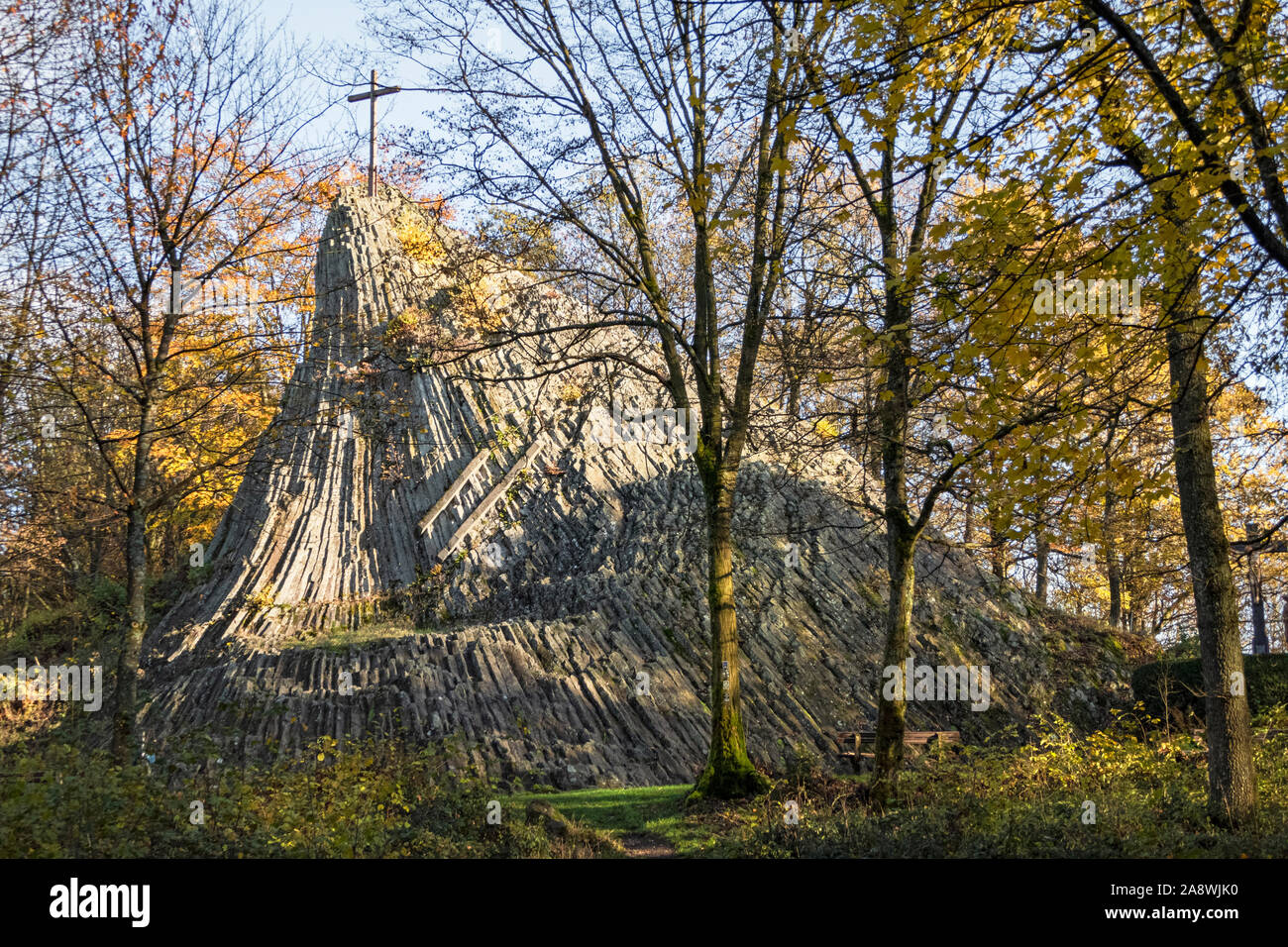 Der Druidenstein ist ein Basaltfels bei Kirchen NEL LAND RENANIA-PALATINATO, der vermutlich bereits von den Kelten als Versammlungsort genutzt wurde. Foto Stock