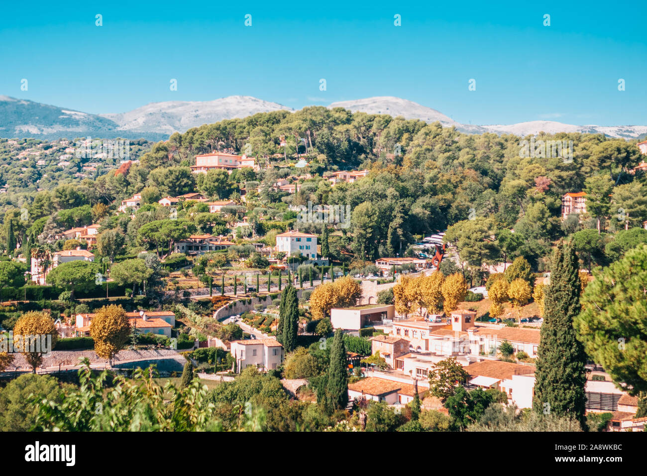 Vista dalla cima della montagna alla edilizia privata al piede della montagna Foto Stock