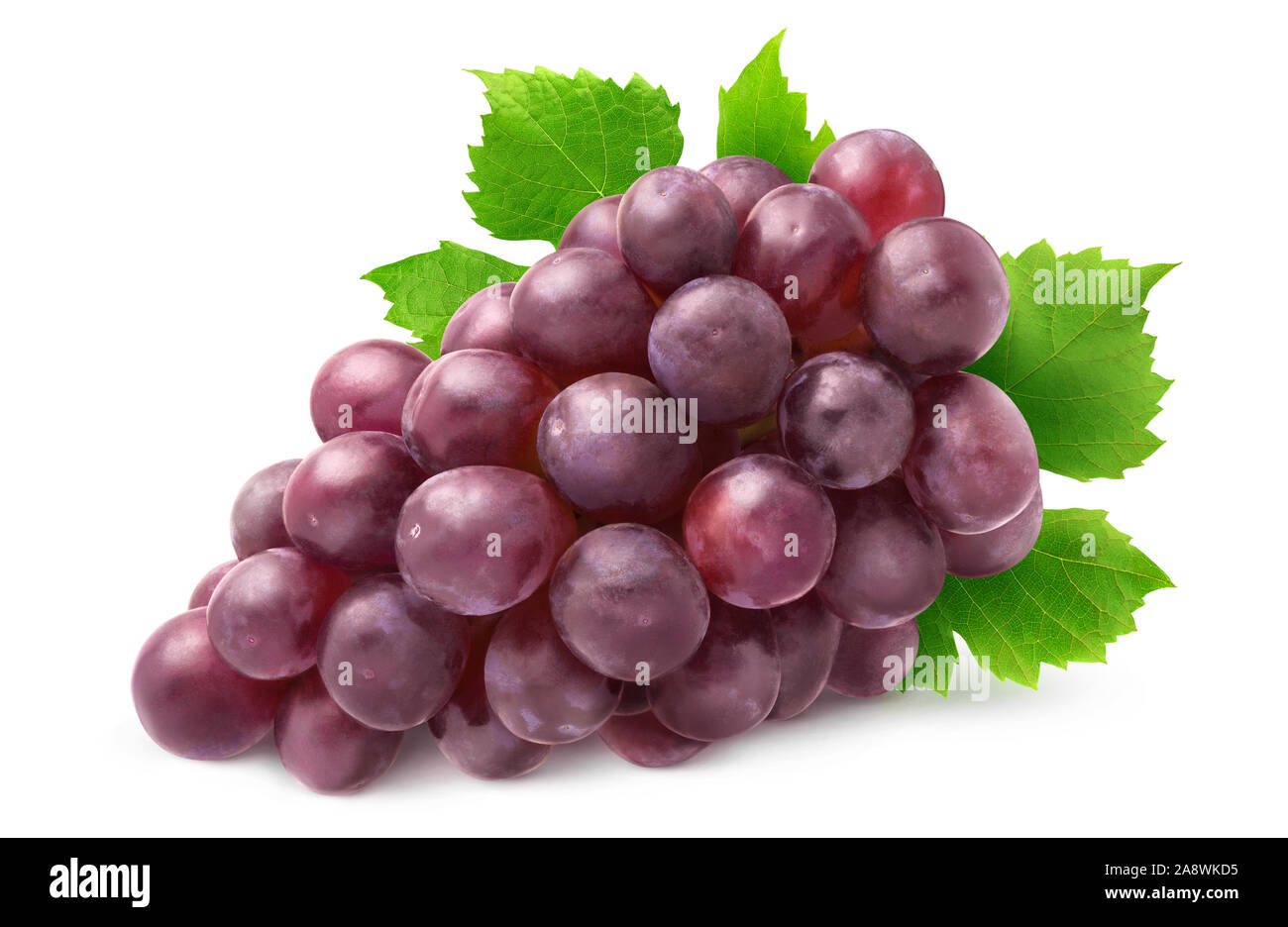 Isolato grappolo di uva. Le uve rosse con foglie isolato su sfondo bianco con tracciato di ritaglio Foto Stock