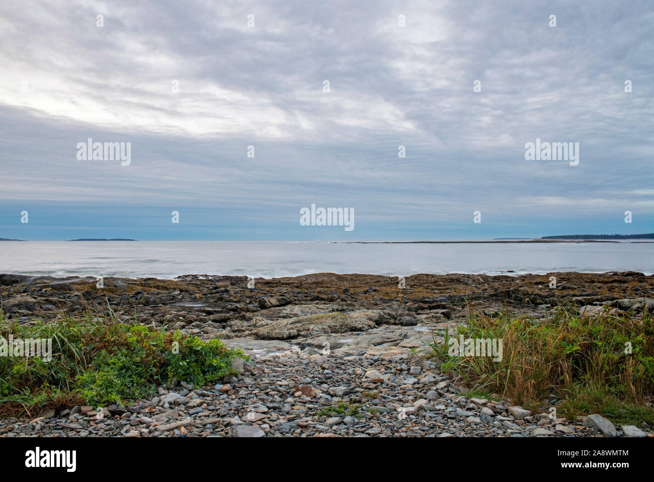 Alba sull'Oceano Atlantico. Parco Nazionale di Acadia, Maine, Stati Uniti d'America. Seawall Area. Foto Stock