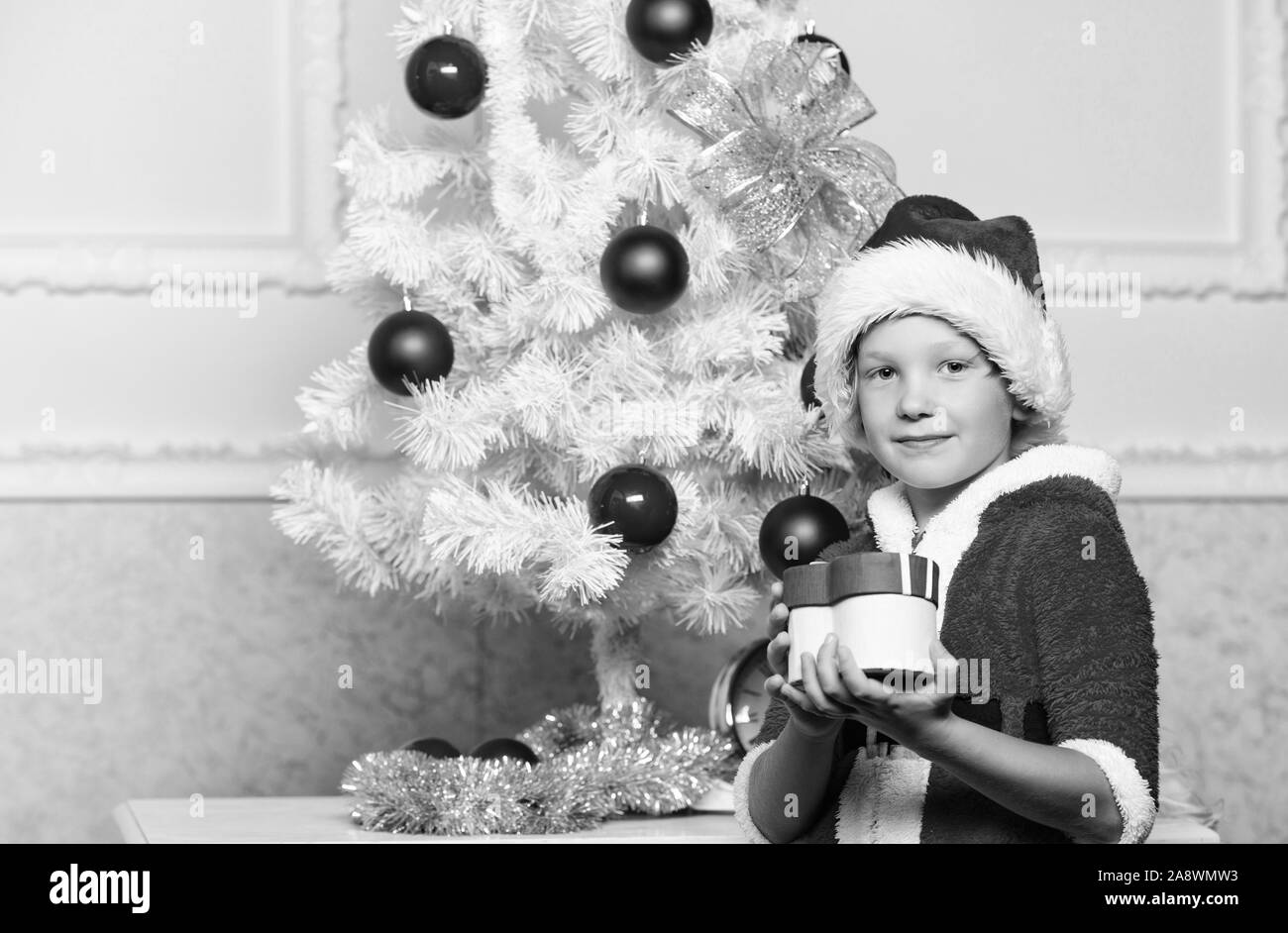 Albero di shop natale con vestiti