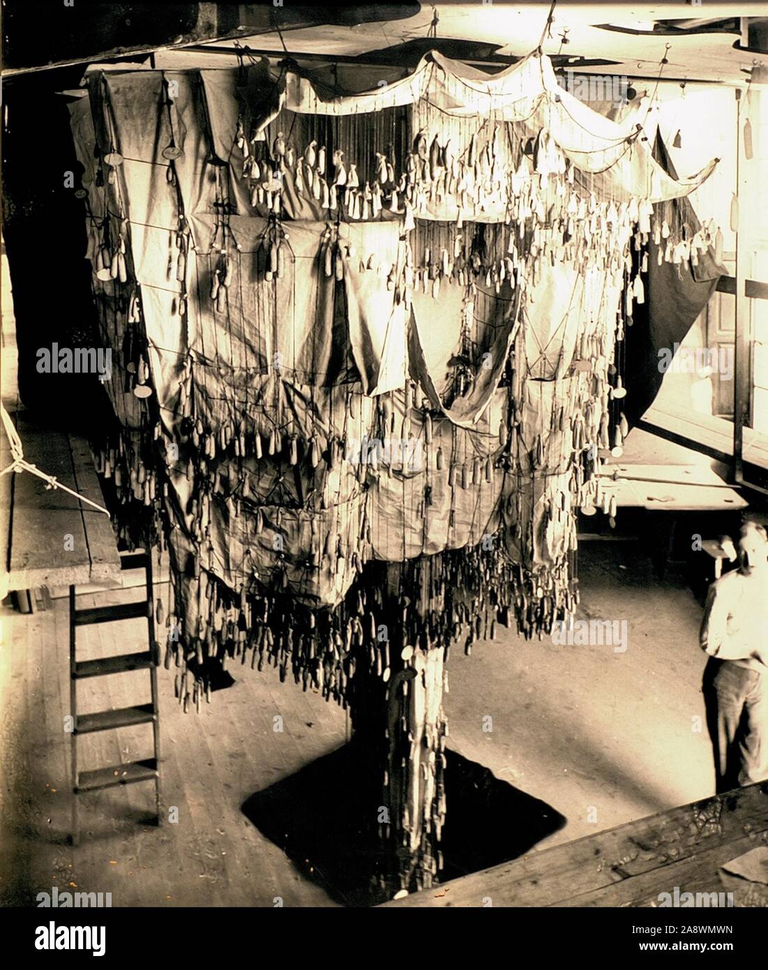 Gaudí modello appeso nel suo laboratorio di Colonia Güell, Barcelona, 1911. Autore: VICENS VILARRUBIAS. Foto Stock