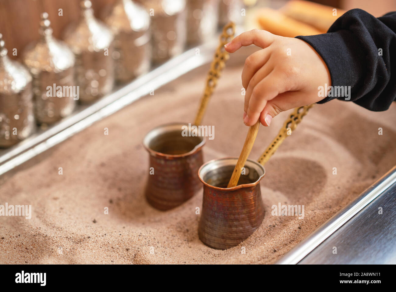 Turca tradizionale caffè servito nella sabbia per ottenere i migliori aromi. Foto Stock