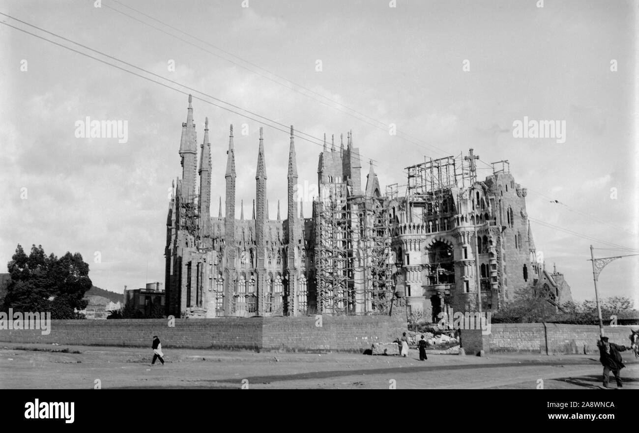 Chiesa espiatorio della Sagrada Familia di Barcellona, 1905. Autore: LLORENÇ MATAMALA PIÑOL IO (1856-1927). Foto Stock