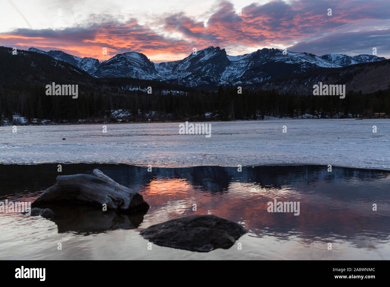 Un bel tramonto oltre le montagne che si affacciano sul lago Sprague nel Parco Nazionale delle Montagne Rocciose in Colorado. Foto Stock