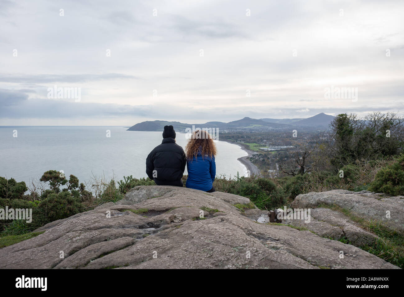 La gente che guarda fuori da Killiney Hill, Killiney, Dublino, Irlanda. Foto Stock