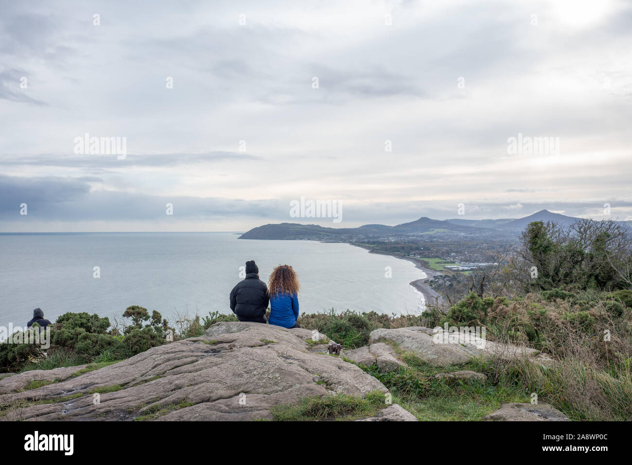 La gente che guarda fuori da Killiney Hill, Killiney, Dublino, Irlanda. Foto Stock