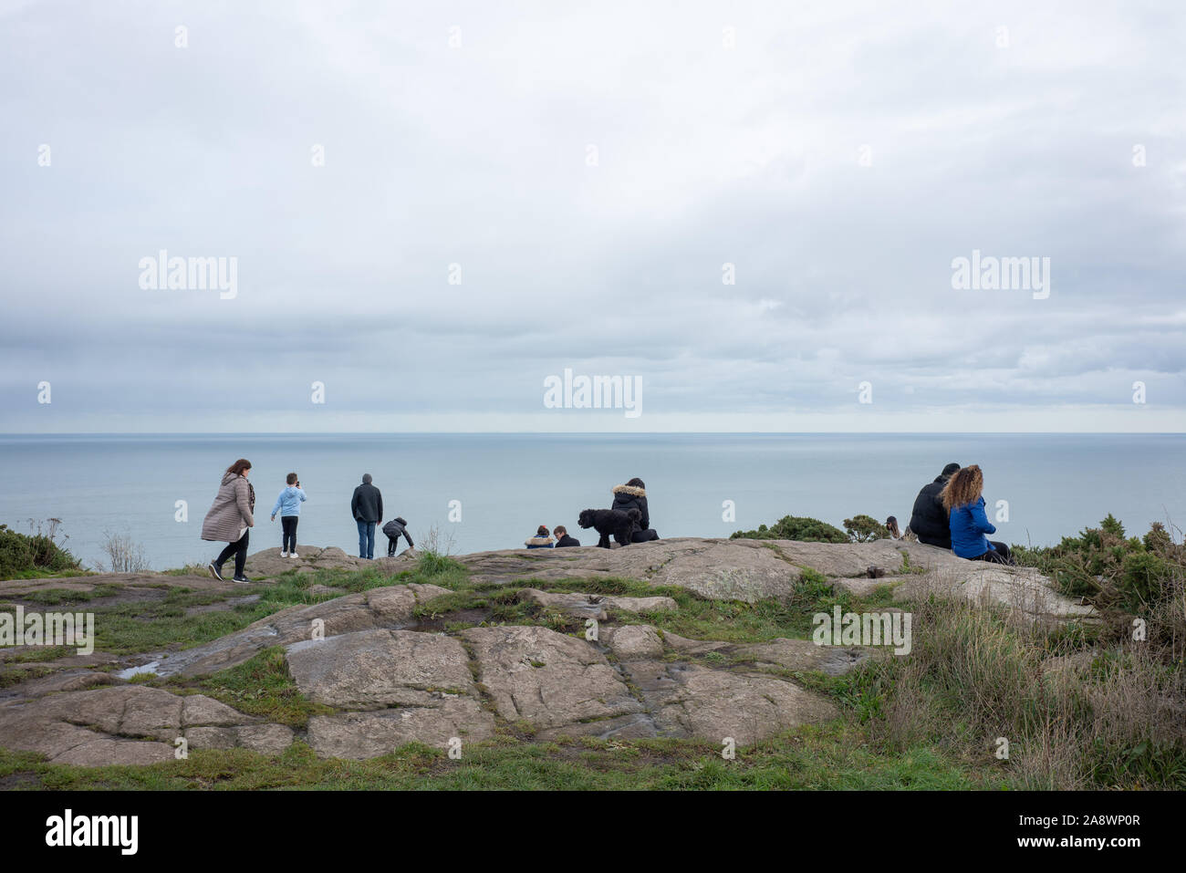 La gente che guarda fuori da Killiney Hill, Killiney, Dublino, Irlanda. Foto Stock