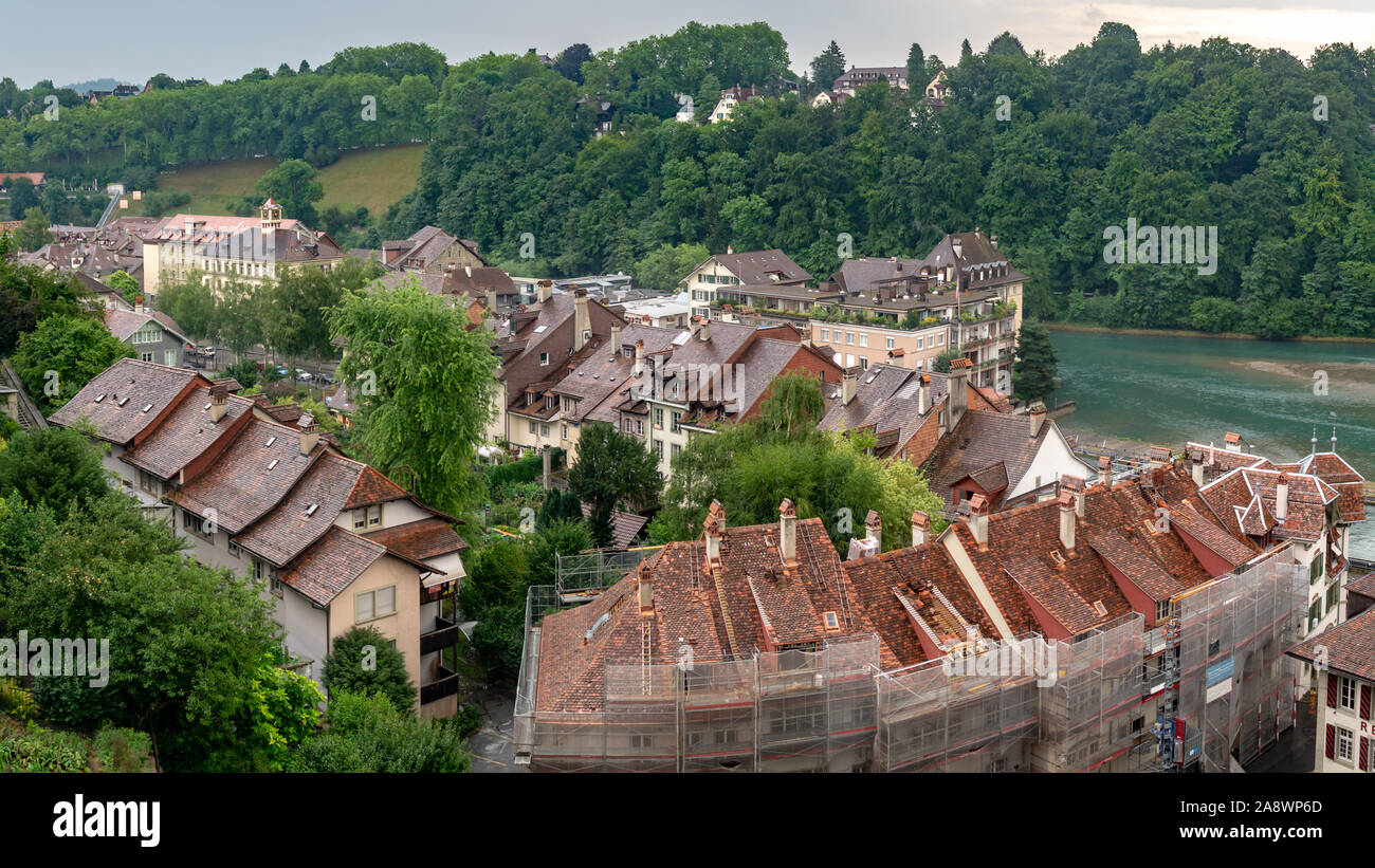 In piastrelle tradizionali tetti di case nella città vecchia di Berna, Svizzera Foto Stock