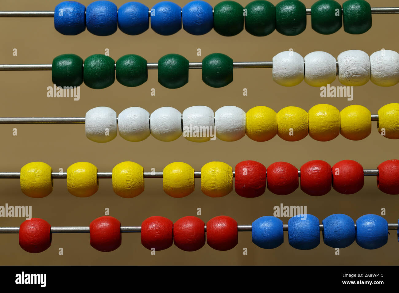 I bambini la coloratissima abacus per il conteggio con multi-colore di perline di legno Foto Stock