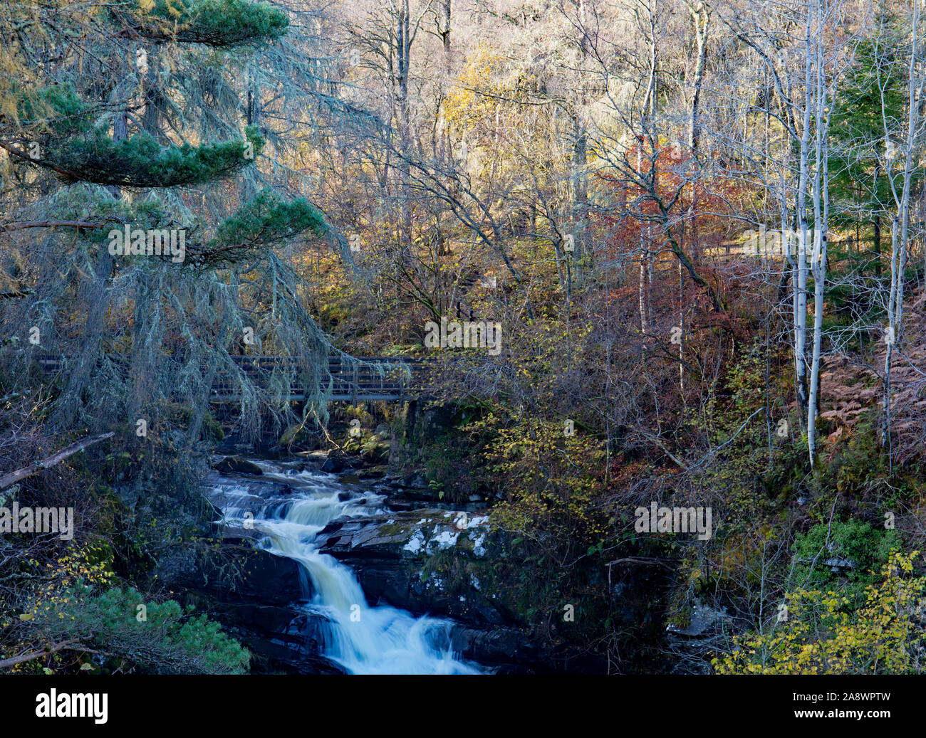 Il fiume Moness e cascate all'Birks di Aberfeldy Foto Stock