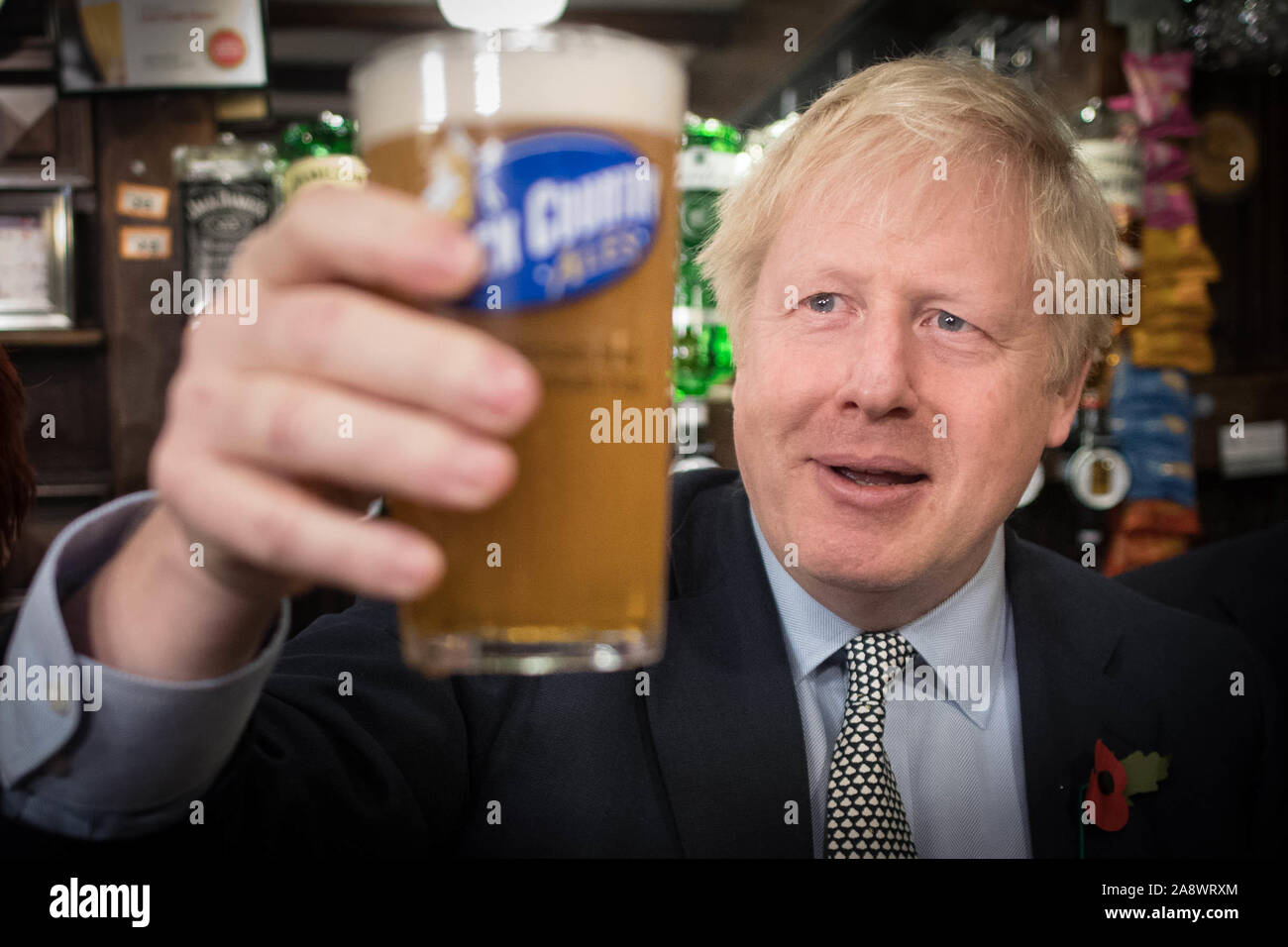 Il primo ministro Boris Johnson e il ministro della difesa, Johnny Mercer MP (destro) nel gate Lych taverna, Wolverhampton oggi dove ha incontrato i veterani di guerra dopo aver frequentato un Giorno del Ricordo in servizio nel centro della città. Foto di PA. Picture Data: lunedì 11 novembre, 2019. Vedere PA storia politica elezione. Foto di credito dovrebbe leggere: Stefan Rousseau/PA FILO Foto Stock