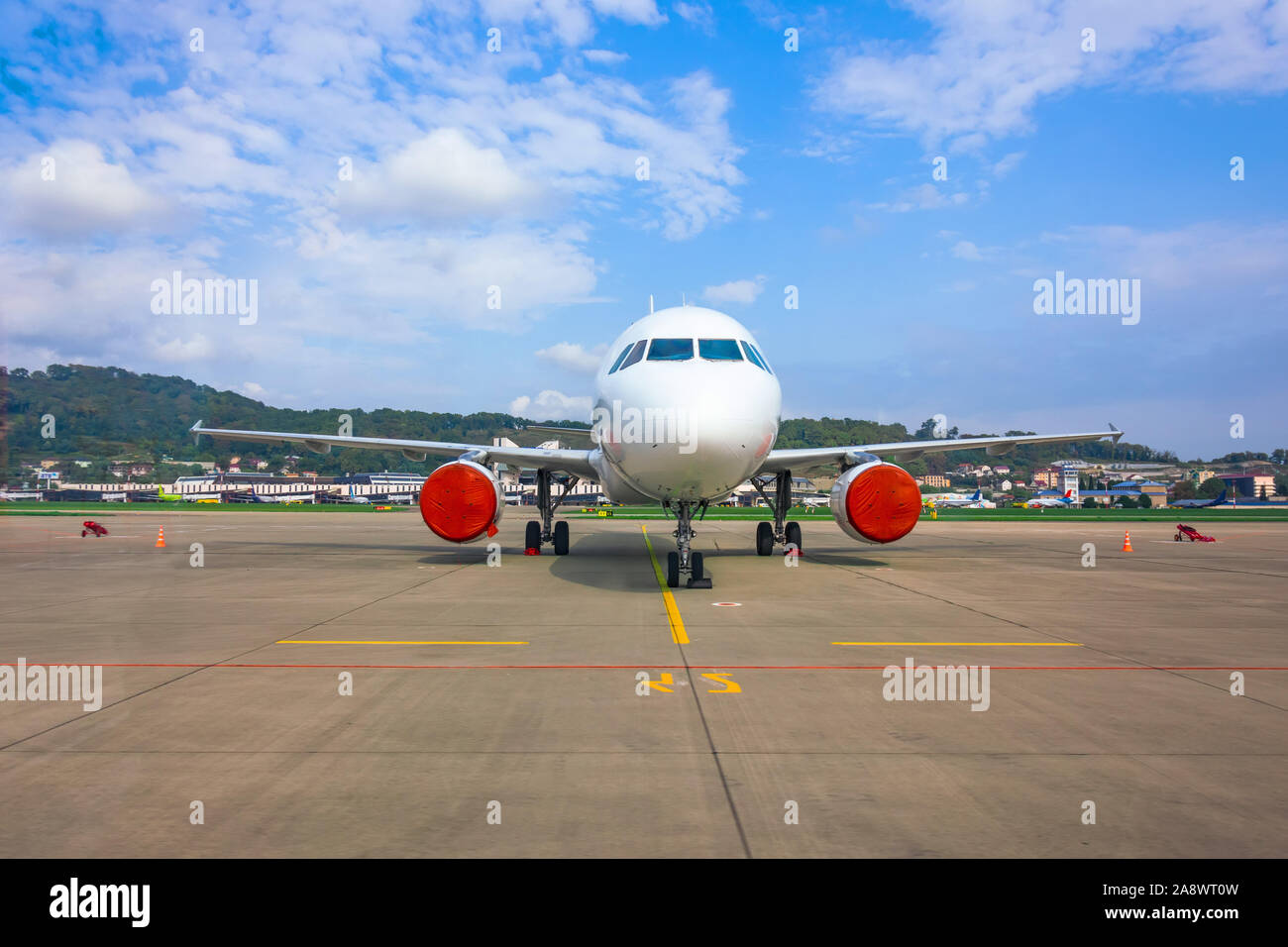 Passeggeri aerei parcheggiati in aeroporto con coperto rosso copre i motori Foto Stock