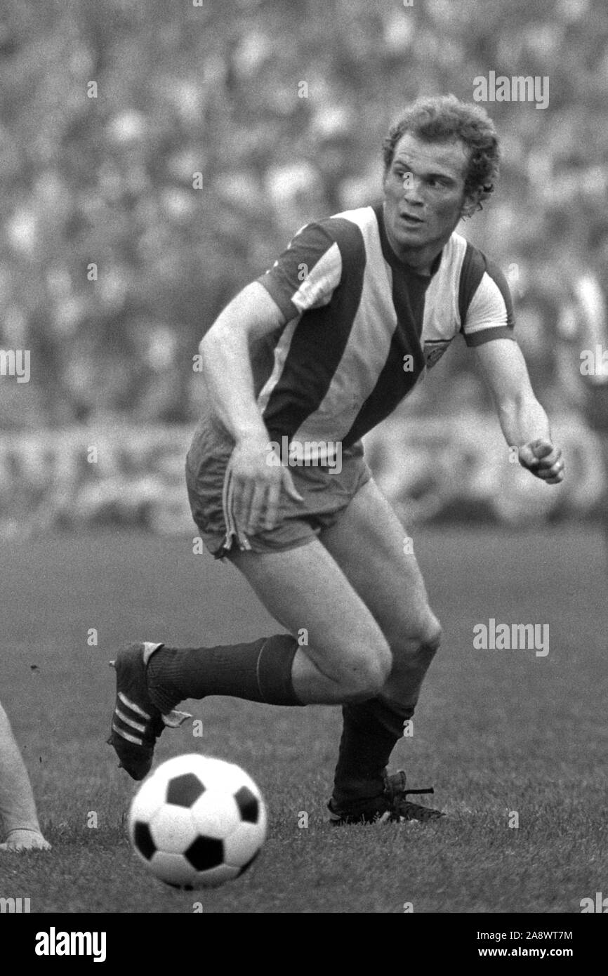 Uli Hoeness (Honess, Honess), calciatore FC Bayern Monaco, azione, azione unica con sfera, qui in gioco FC Schalke 04 - FC Bayern Monaco 1: 3 su 08.05.1971, | Utilizzo di tutto il mondo Foto Stock