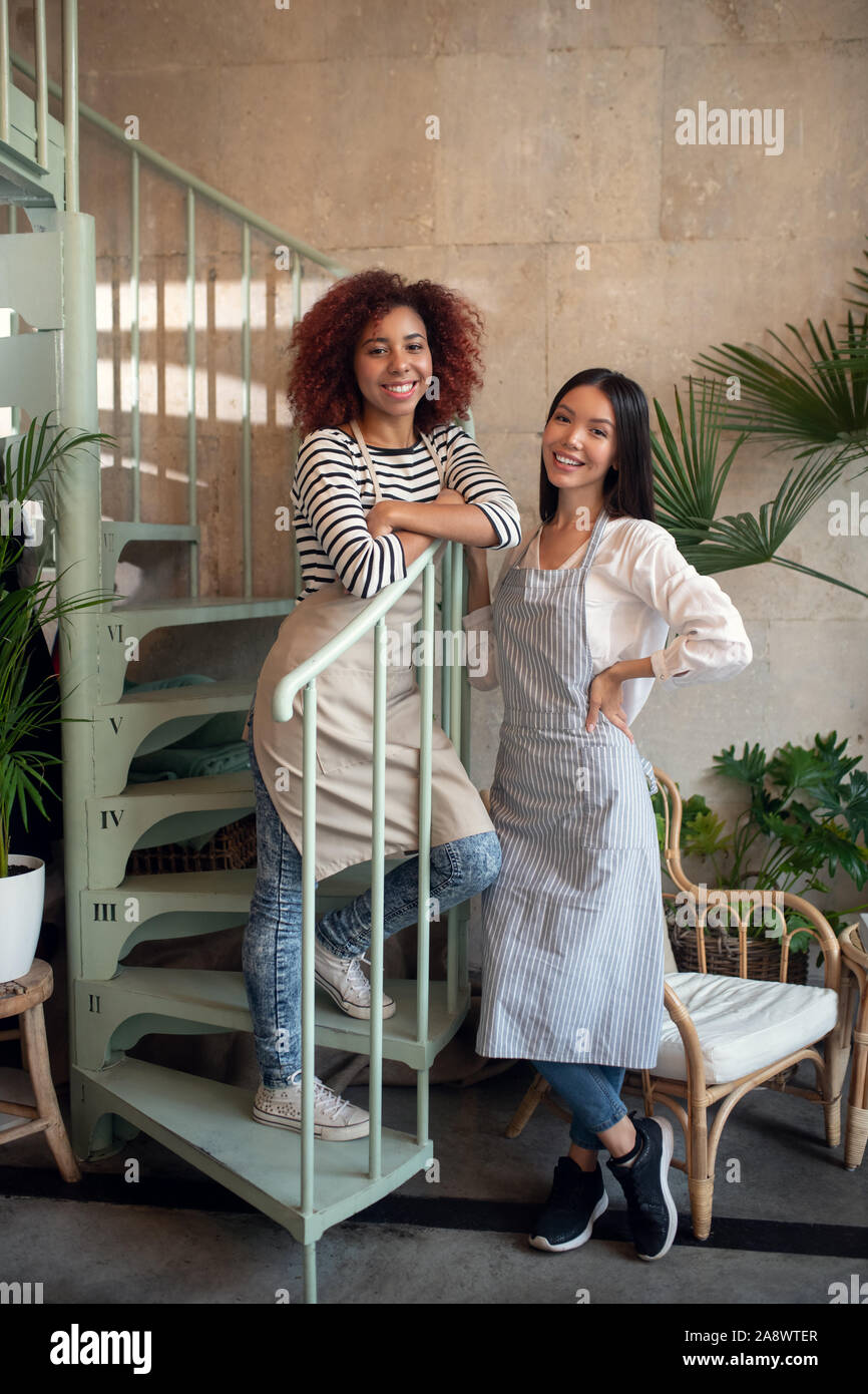 Due imprenditrici di successo aprendo il proprio caffè shop Foto Stock