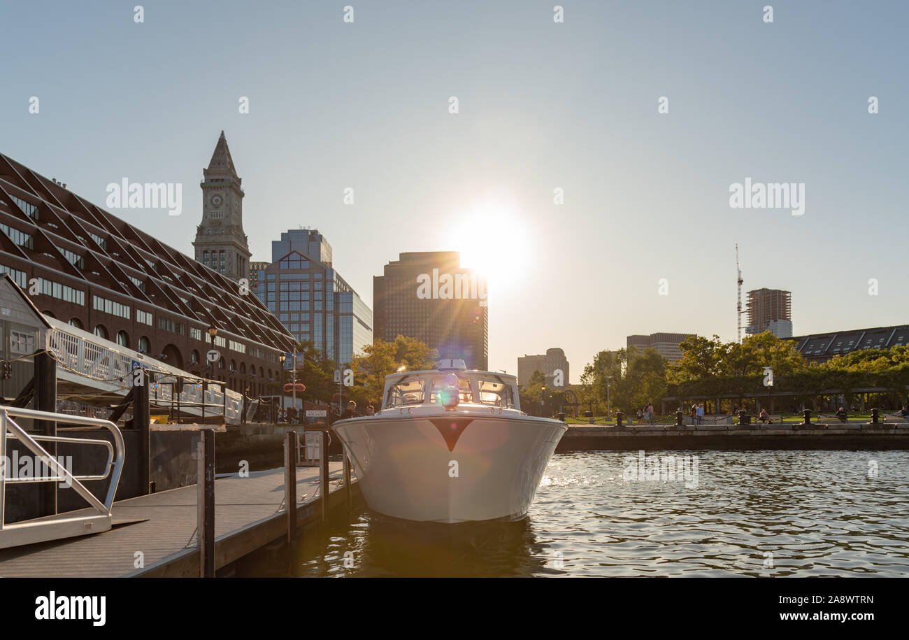 Boston, Massachusetts, USA 18.9.2019 color image Boston Harbor di sunrise Foto Stock