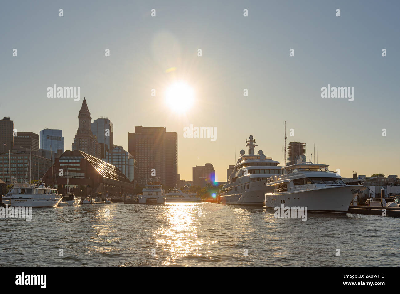 Boston, Massachusetts, USA 18.9.2019 color image Boston Harbor di sunrise Foto Stock