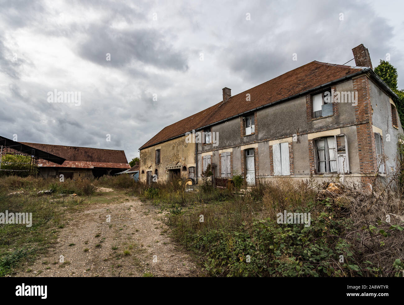 Un vecchio abbandonato e decadenti agriturismo nelle zone rurali campagna francese Foto Stock