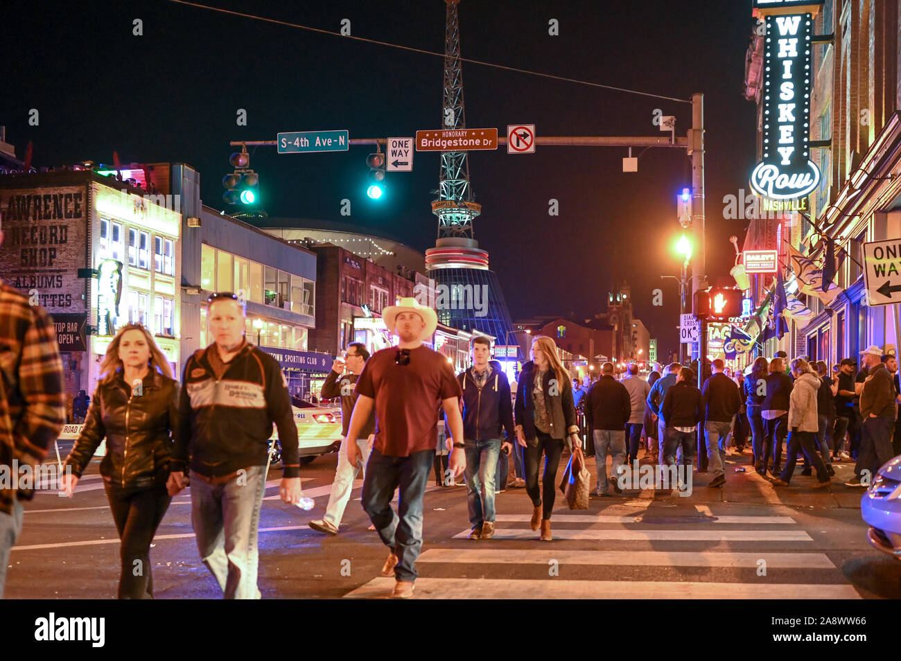 Broadway di notte a Nashville. Questa strada storica è famosa per la sua vita notturna e la country music bar. Foto Stock