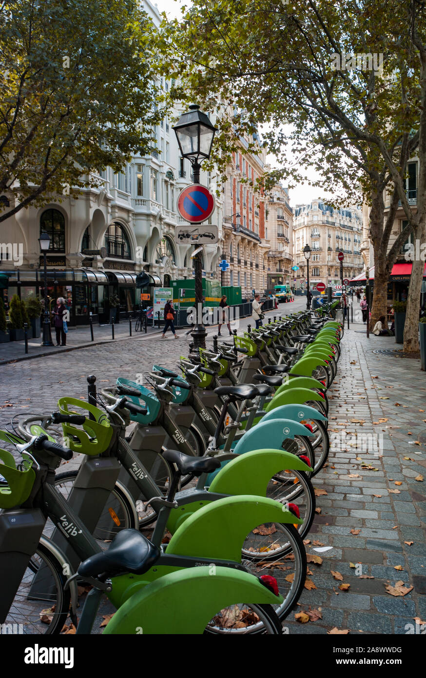 Parigi, Francia - 28 settembre, 2019: le righe del noleggio biciclette vicino a Place Saint-Michel, nel centro di Parigi Foto Stock