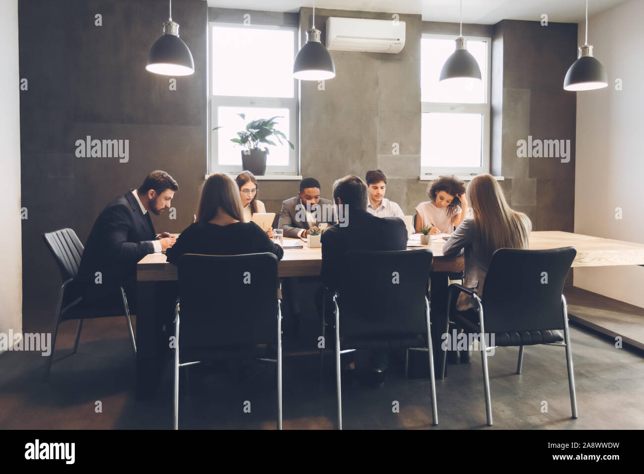 Concetto di lavoro di squadra. I colleghi che lavorano insieme sul progetto Foto Stock