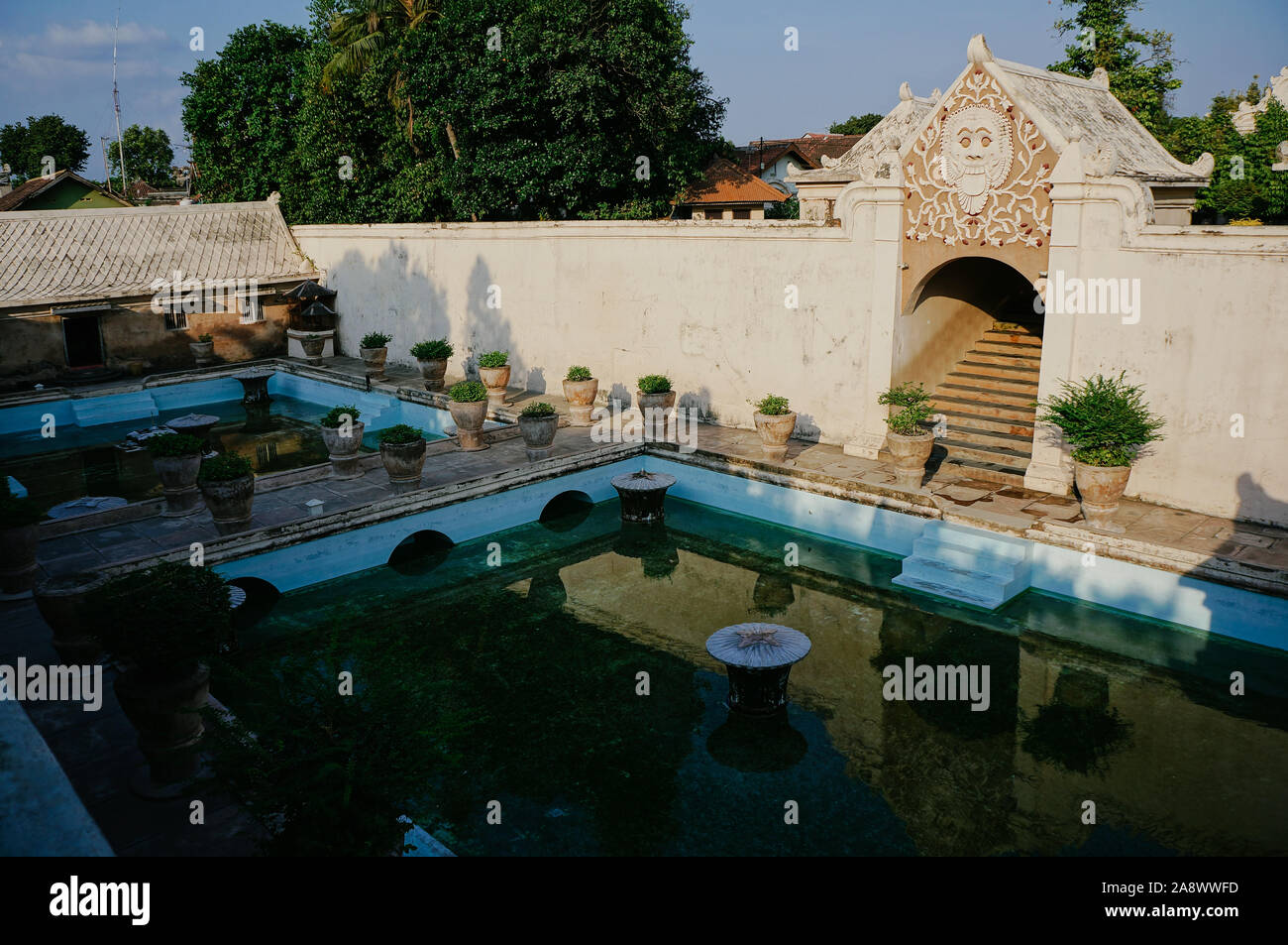 Il design esterno di gate con simboli Giavanese in acqua Tamansari castello, Yogyakarta, Indonesia Foto Stock