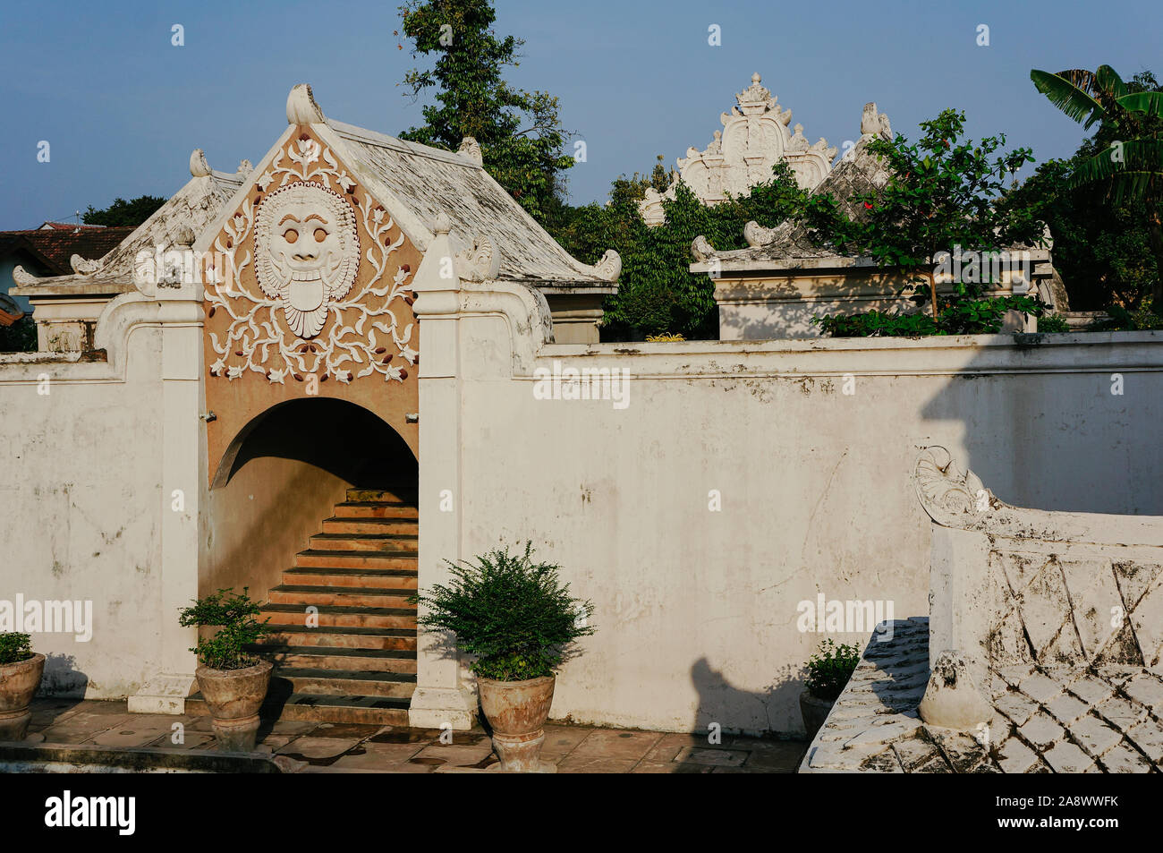 Il design esterno di gate con simboli Giavanese in acqua Tamansari castello, Yogyakarta, Indonesia Foto Stock