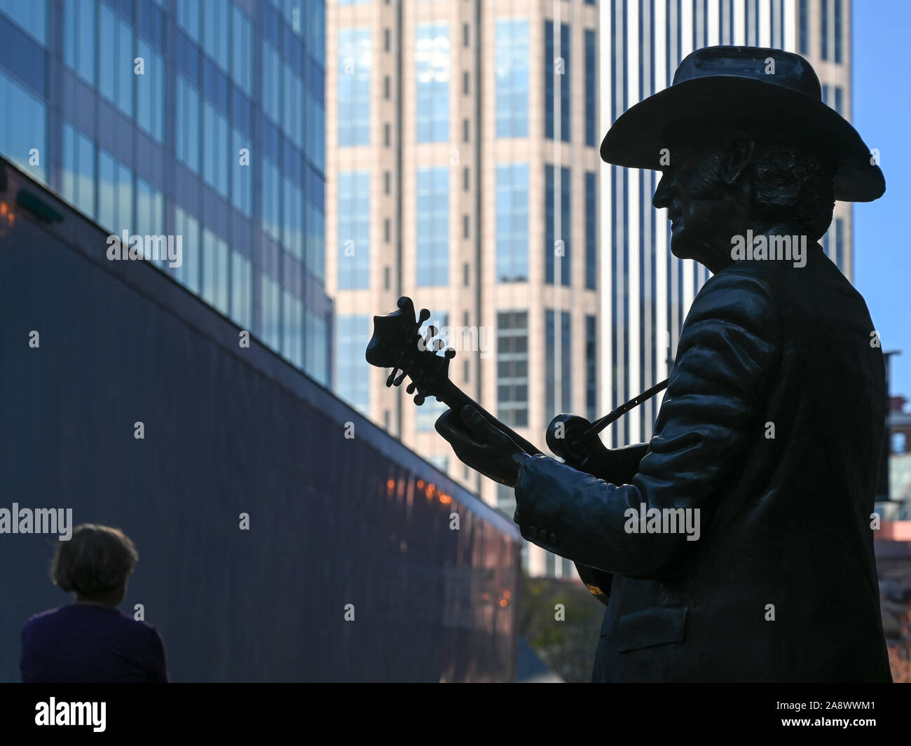 Statua di Bill Monroe con il mandolino al di fuori di Ryman Auditorium. Bill Monroe è considerato il fondatore della musica bluegrass. Foto Stock