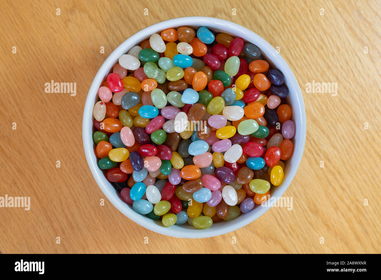Un assortimento delle colorate Jelly Beans in una ciotola bianco - dolci o caramelle Foto Stock