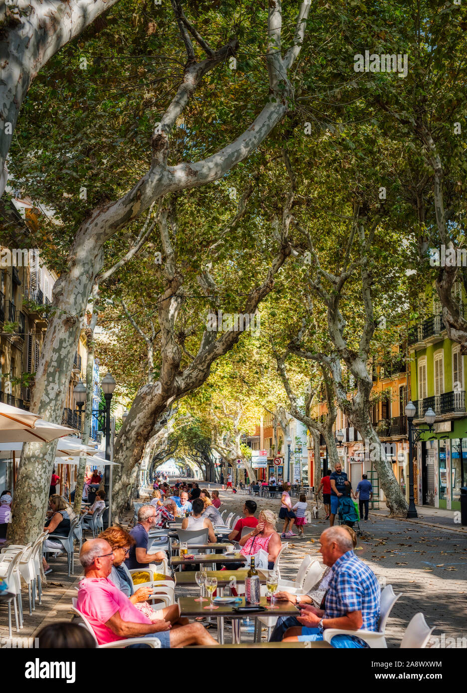 Socializzazione dei familys sulla strada a Denia Foto Stock