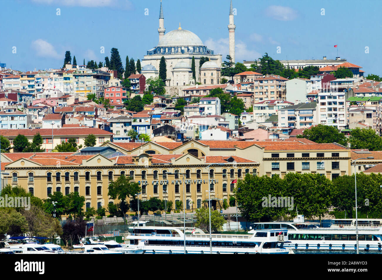 Cibali al Golden Horn, Istanbul, Turchia Giugno 27th, 2019: Kadir ha University e Yavuz Sultan Selim moschea. Foto Stock