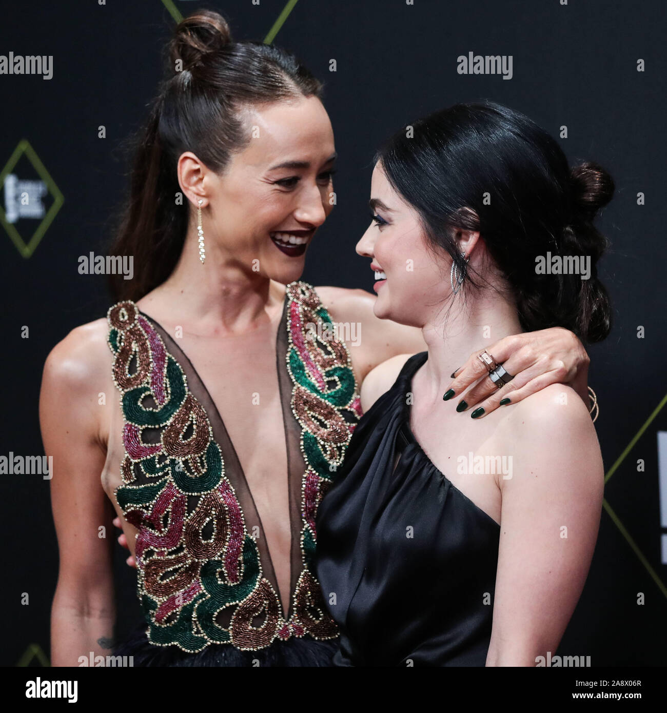 Attrici Maggie Q e Lucy Hale arrivare al 2019 E! People's Choice Awards tenutosi a Barker Hangar su Novembre 10, 2019 in Santa Monica, Los Angeles, California, USA. (Foto di Xavier COLLIN/Image Press Agency) Foto Stock