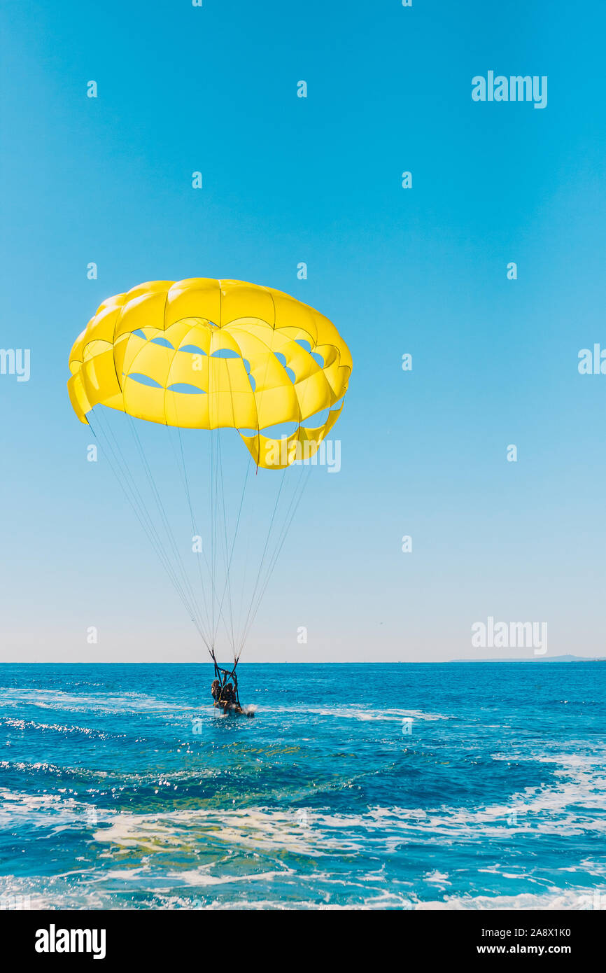 Il paracadute è scesa in acqua - parasailing - misure di sicurezza -  emergenza Foto stock - Alamy