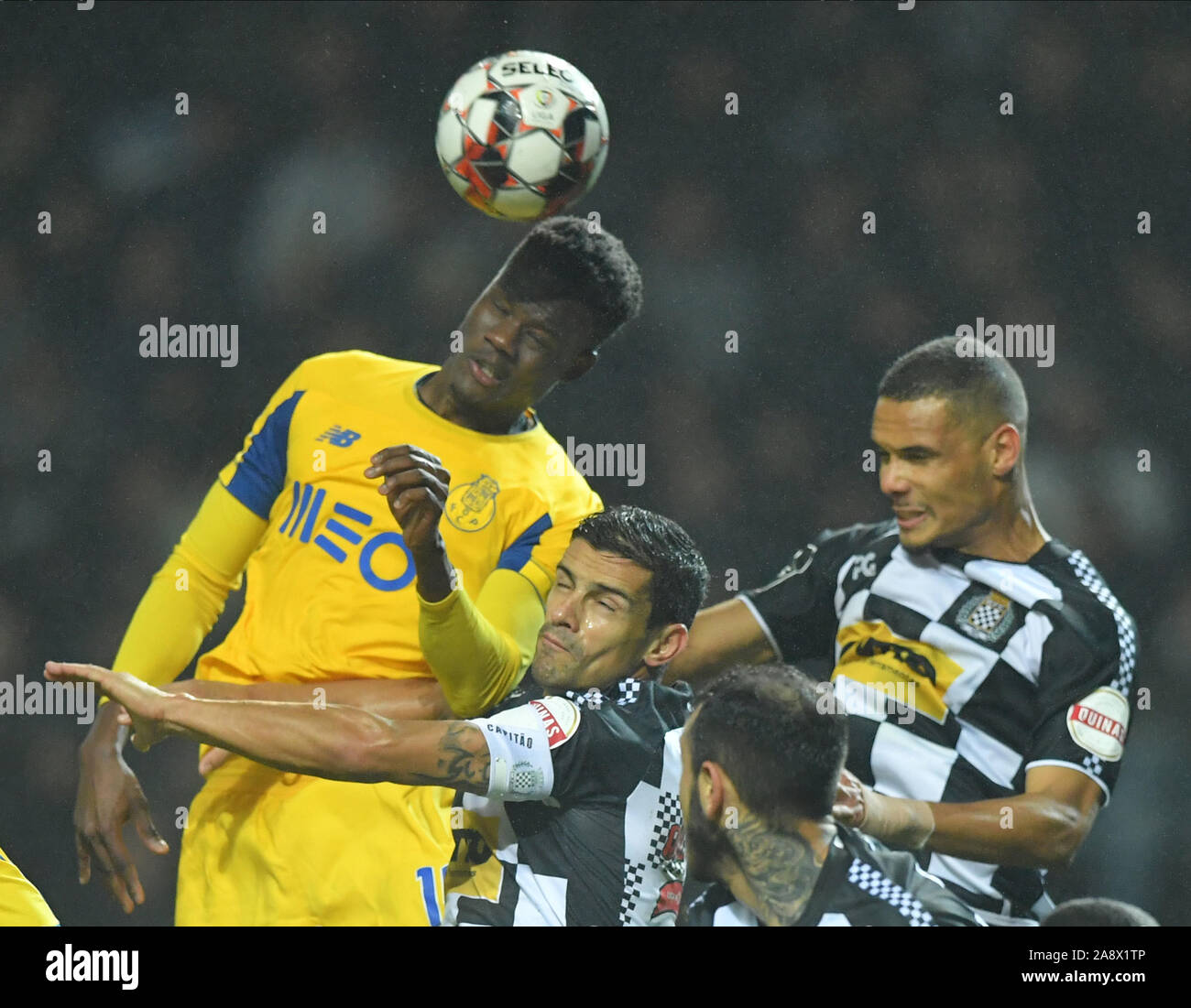 10 novembre 2019; Bessa Stadium, Porto, Portogallo; Portoghese campionato 2019/2020, Boa Vista contro FC Porto; Ricardo Costa di Boa Vista e Mamadou Loum di FC Porto - uso editoriale Foto Stock