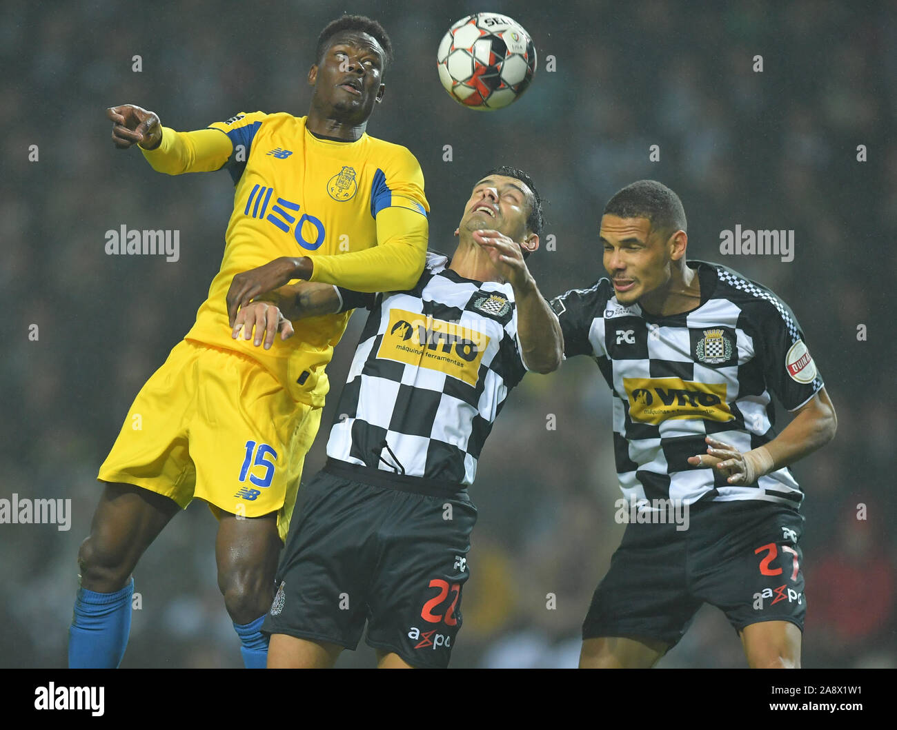 10 novembre 2019; Bessa Stadium, Porto, Portogallo; Portoghese campionato 2019/2020, Boa Vista contro FC Porto; Ricardo Costa di Boa Vista e Mamadou Loum di FC Porto - uso editoriale Foto Stock