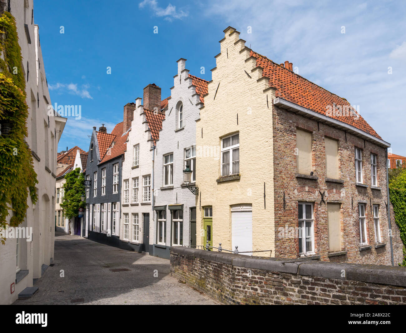 Fila di case storiche in Peerdenstreet nella città vecchia di Bruges, Fiandre, in Belgio Foto Stock