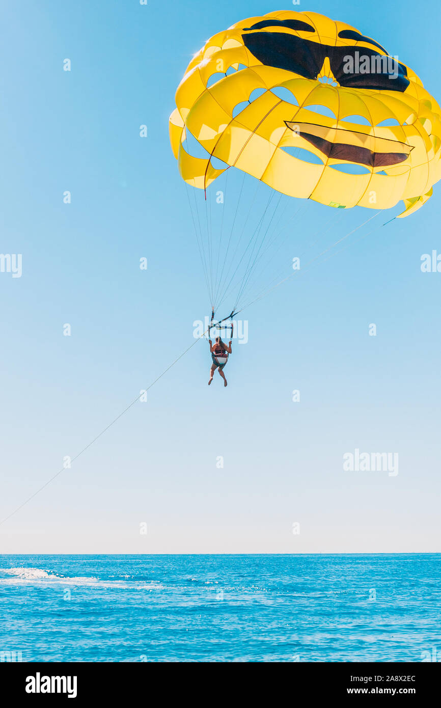 Passatempo divertente in mare - parasailing con persone legate ad una barca Foto Stock