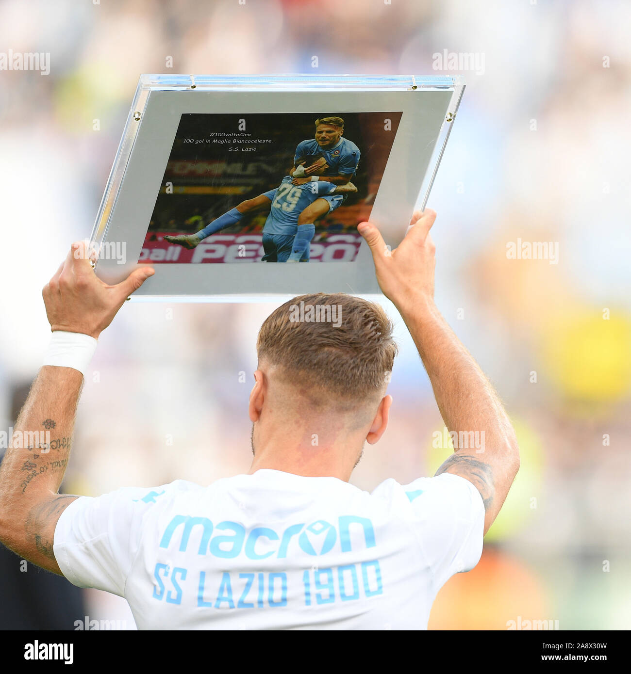 Ciro immobile di SS Lazio pone con il premio ricevuto per 100 gol con il suo team durante la Serie A match tra Lazio e Lecce allo Stadio Olimpico di Roma, Italia il 10 novembre 2019. Foto di Giuseppe mafia. Foto Stock