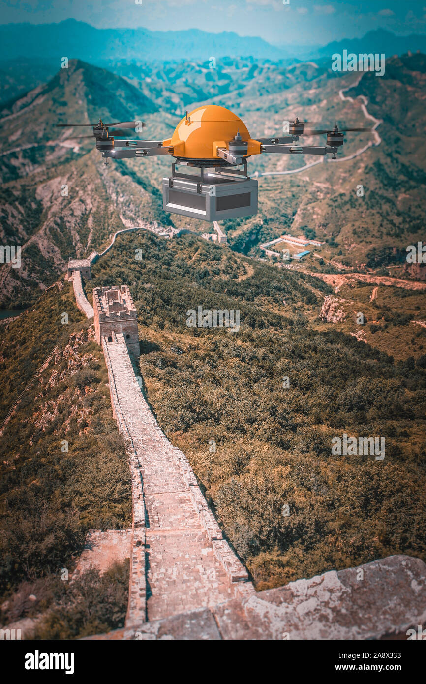 Drone moderno che porta un contenitore volando sopra la muraglia cinese. concetto di veloce ed efficiente le spedizioni. Foto Stock