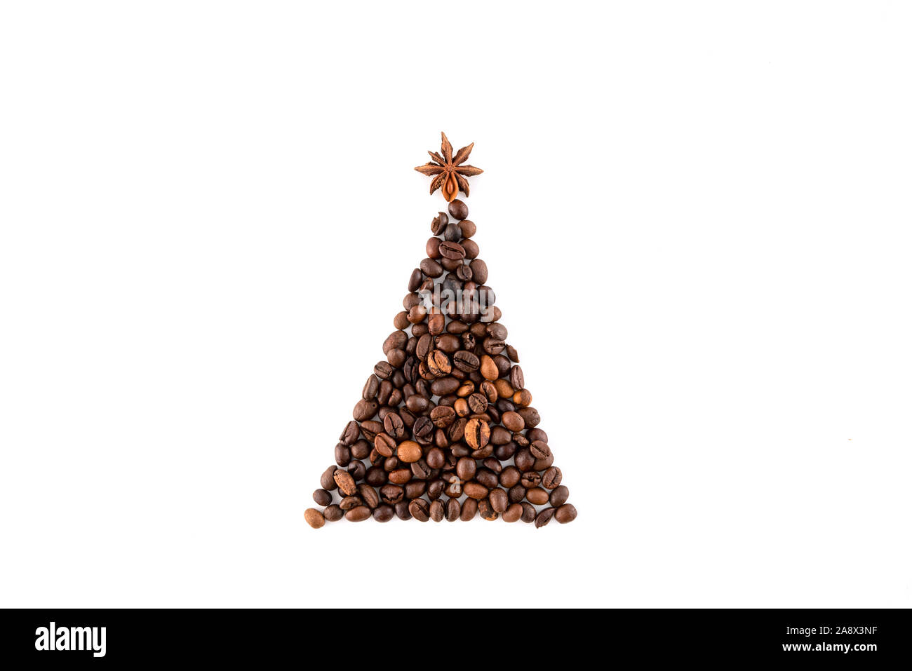 Albero di Natale fatto di chicchi di caffè su sfondo bianco Foto Stock