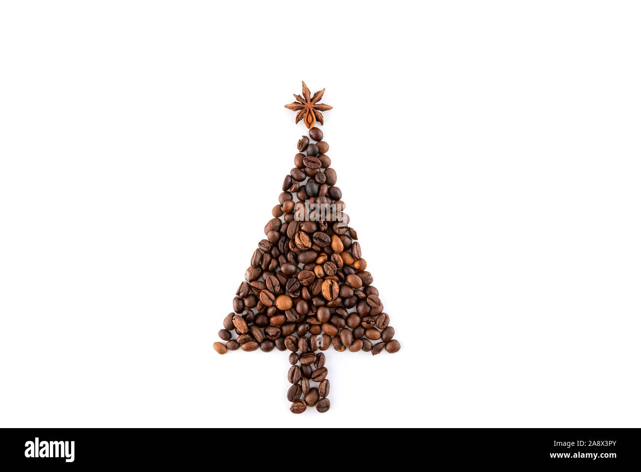 Albero di Natale fatto di chicchi di caffè su sfondo bianco Foto Stock