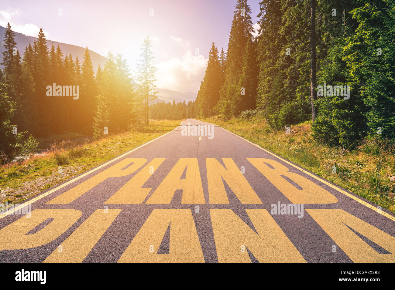 Svuotare strada asfaltata con il piano A e piano B concetto. La guida su una strada vuota in montagna al piano B e lasciando dietro il piano A. Foto Stock