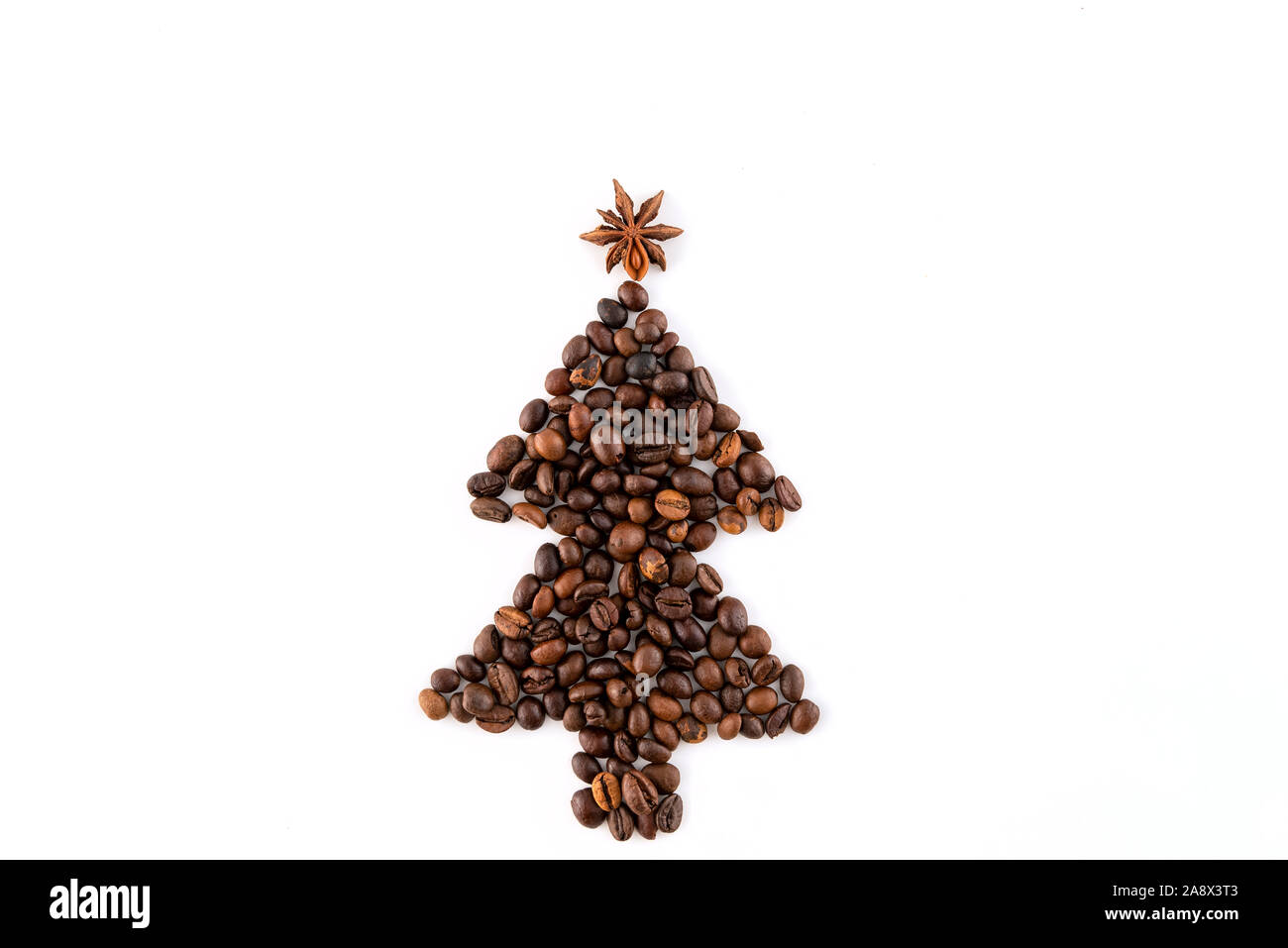 Albero di Natale fatto di chicchi di caffè su sfondo bianco Foto Stock