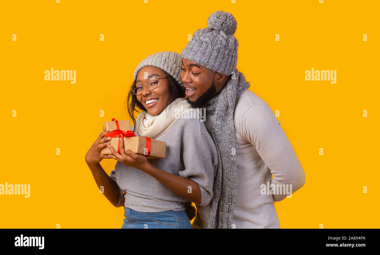 La millenaria americano africano giovane preparando sorprese di Natale Foto Stock