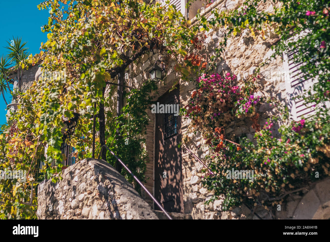 Il vecchio edificio in pietra con persiane di legno - architettura mediterranea Foto Stock